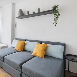 Spacious 2 Bedroom Hamburg