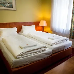 - Heefa Ohg Hotel